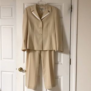 Tahari size 14 2 piece blazer pant suit beige cream